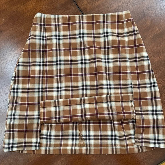 Brandy Melville plaid skirt! On Sz fits all. - Picture 3 of 5